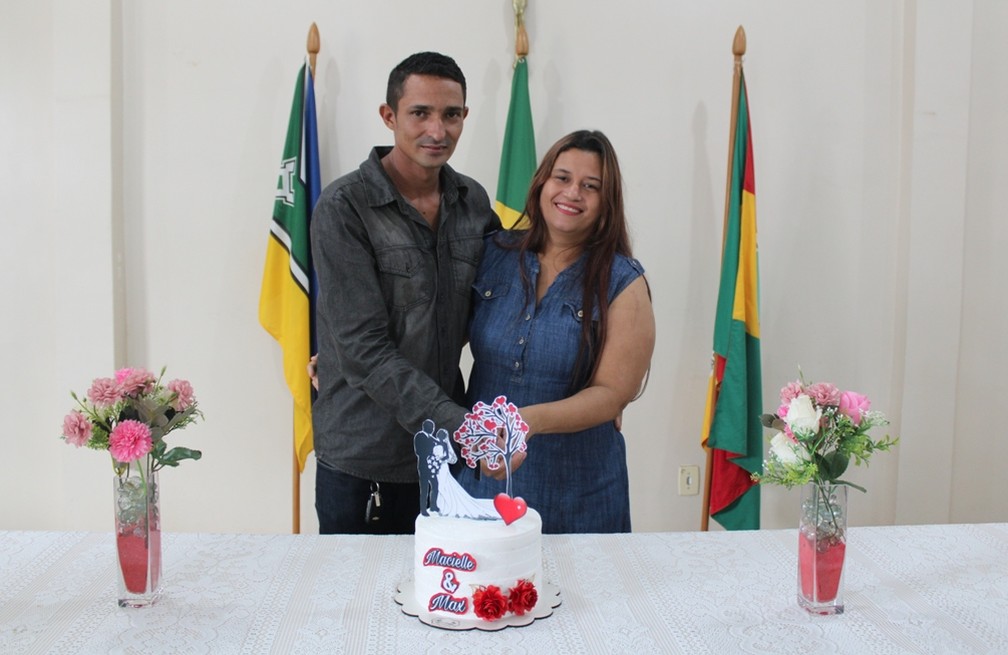 Max Tony Matheus dos Santos e Marcielle Lima Santos no casamento civil — Foto: Tjap/Divulgação