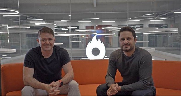 Christophe Trevisani, cofundador e CEO da eNotas e João Pedro Resende, CEO da Hotmart (Foto: Divulgação)