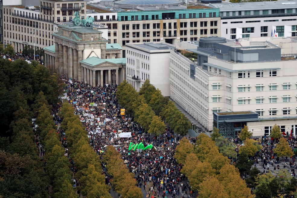 Greve pelo Clima: Em Berlim, na Alemanha, manifestantes tomaram as ruas pedindo medidas contra o aquecimento global. — Foto: Fabrizio Bensch/Reuters