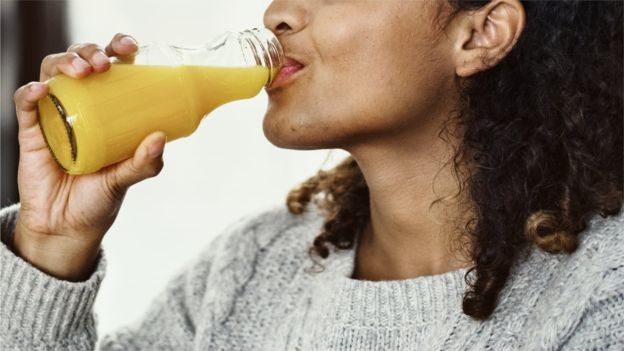 Suco de fruta contém açúcares naturais que também apresentaram ligação com desenvolvimento de câncer, conforme o estudo da Universidade Sorbonne (Foto: Getty Images / BBC)