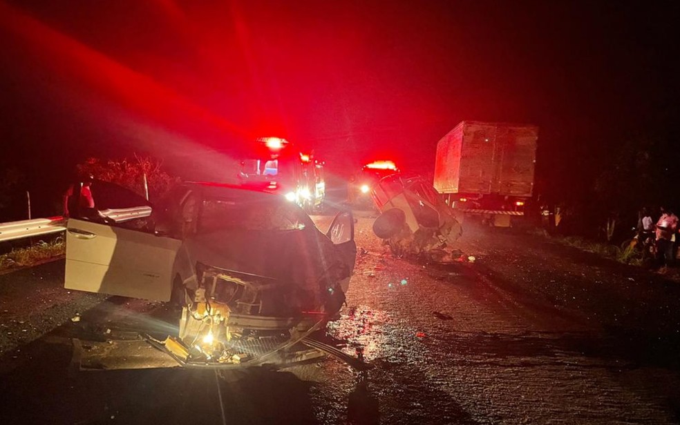 Acidente entre dois carros mata homem e deixa vereador ferido na GO-080, perto de Jaraguá, Goiás — Foto: Reprodução/TV Anhanguera