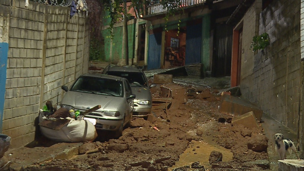 Vila Bernadete, em Belo Horizonte, é castigada pela chuva — Foto: Reprodução/TV Globo