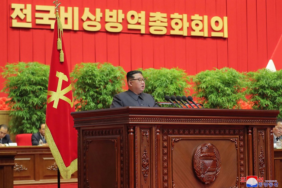 Kim Jong-un na Reunião Nacional de Revisão do Trabalho Antiepidêmico de Emergência em Pyongyang em 10 de agosto de 2022