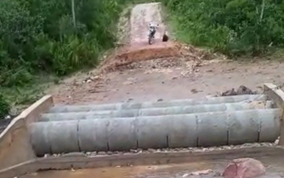 Parte de estrada é levada por chuva em Cavalcante Goiás — Foto: Reprodução/Prefeitura de Cavalcante