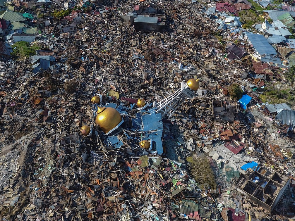  1Âº de outubro â Imagem aÃ©rea mostra destruiÃ§Ã£o causada pelo terremoto e tsunami que atingiram a cidade de Palu, na IndonÃ©sia. Mais de 1.600 pessoas morreram no desastre â Foto:  Antara Foto/Hafidz Mubarak A/ via Reuters