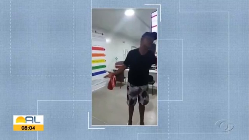 Rapaz se revolta com demora par ao atendimento da mãe em UPA de Maceió, Alagoas — Foto: Reprodução/vídeo