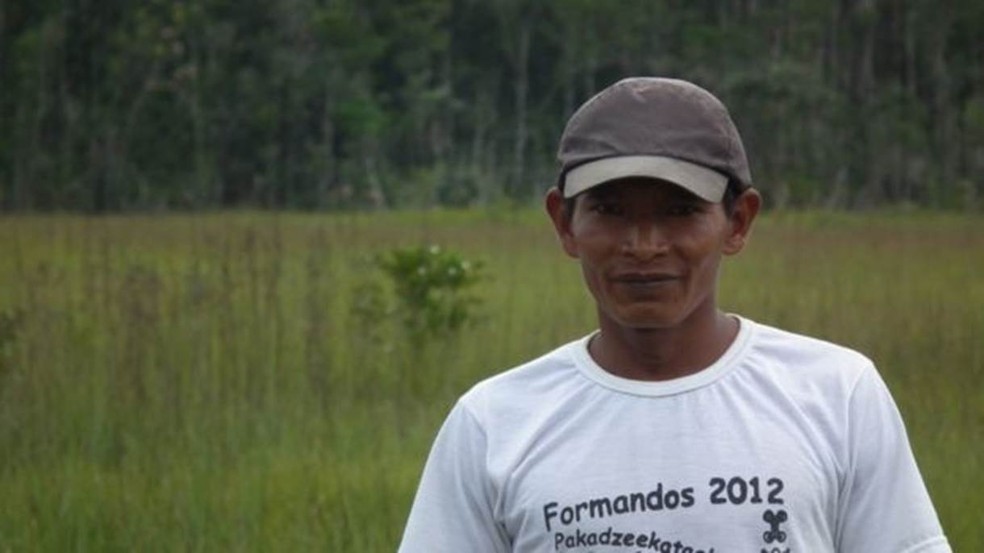 Pesquisa sobre ariranhas contou com membros do povo baniwa, como Valêncio Macedo (Foto: NATÁLIA PIMENTA/BBC)