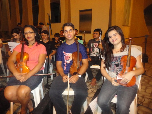 Valdirene Borges (esq.), Gustavo Modesto e Talita Borges (dir.) tocam violino na Orquestra Filarmônica Plenitude (Foto: Jesana de Jesus/G1)