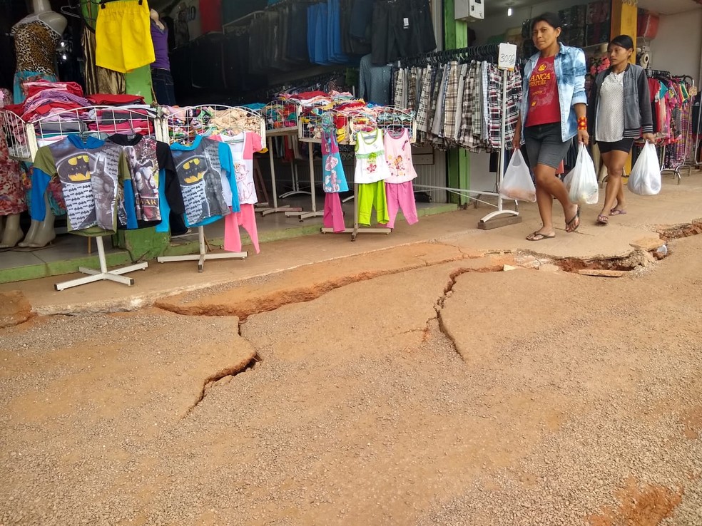 Comerciante teme mais prejuízos com as pessoas deixando de circular pelo local — Foto: Quésia Melo