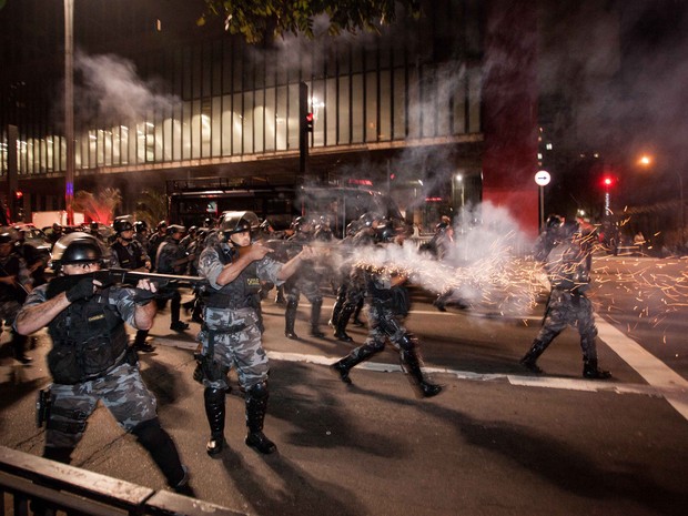 Polícia investe contra pessoas que tentavam ocupar a Avenida Paulista, em frente ao Masp (Foto: Rodrigo Dionisio/Frame/Estadão Conteúdo)