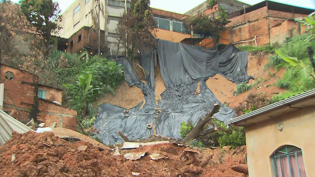 Barranco deslizou por causa de chuva em Betim — Foto: Reprodução/TV Globo