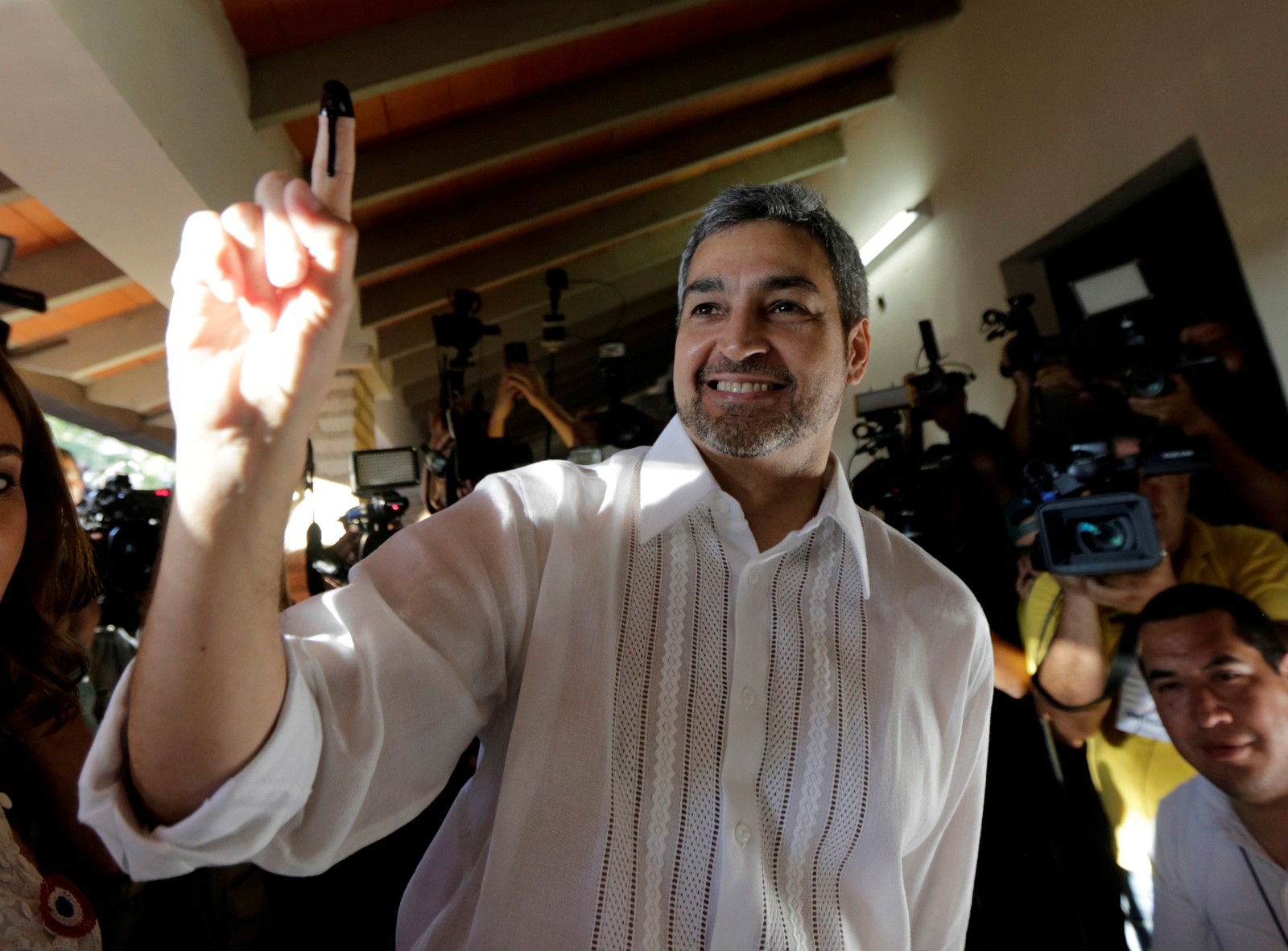 O conservador Mario Abdo Benítez acena após votar na eleição presidencial deste domingo (22) no Paraguai. (Foto: Reuters/Mario Valdez)