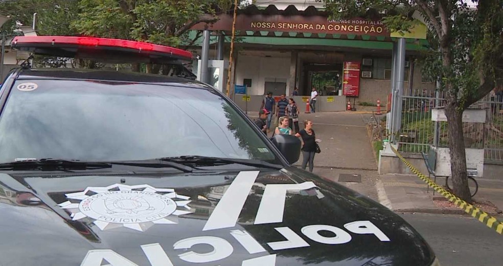 Homem que seria assassinado e mulher inocente foram encaminhados ao hospital em Porto Alegre (Foto: Reprodução/RBS TV)