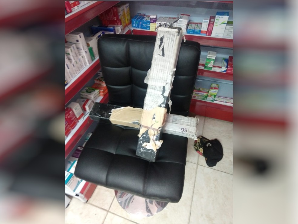 Bomba foi encontrada em farmácia após assalto, em Goiânia  — Foto: Reprodução/TV Anhanguera