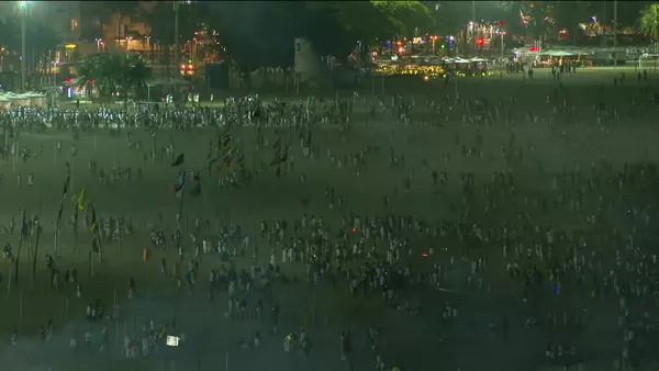 Imagens mostram aglomeração de pessoas logo após a virada do ano em Copacabana, no Rio, nesta sexta-feira (1) — Foto: Reprodução/GloboNews