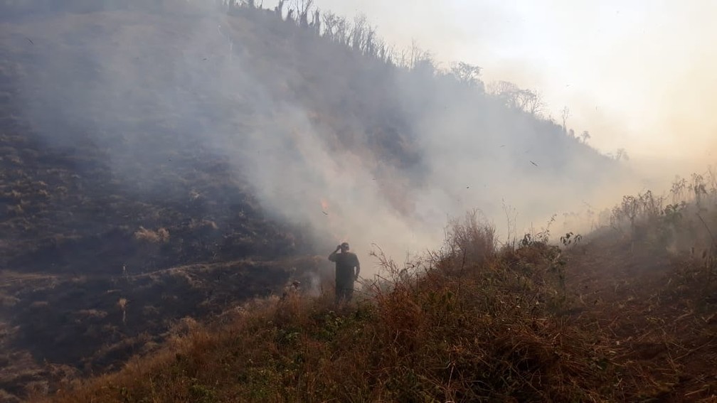 Incêndio florestal também atingiu área de vegetação em Carmo, RJ, nesta quarta — Foto: Corpo de Bombeiros/ Divulgação