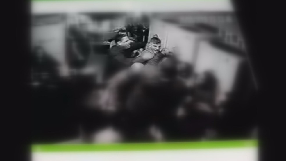 Jovem recebe mata-leão de segurança durante briga em bar em Ribeirão Preto, SP — Foto: Reprodução/Câmeras de segurança