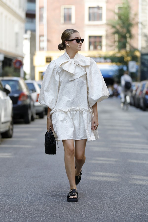 COPENHAGEN, DENMARK - AUGUST 10:  Norwegian influencer Maren Schia wearing a white dress with puff sleeves and a big loop at the collar, a black bag and black sandals seen at Copenhagen Fashion Week Spring/Summer 2021 outside the Malaika Raiss presentatio (Foto: Getty Images)