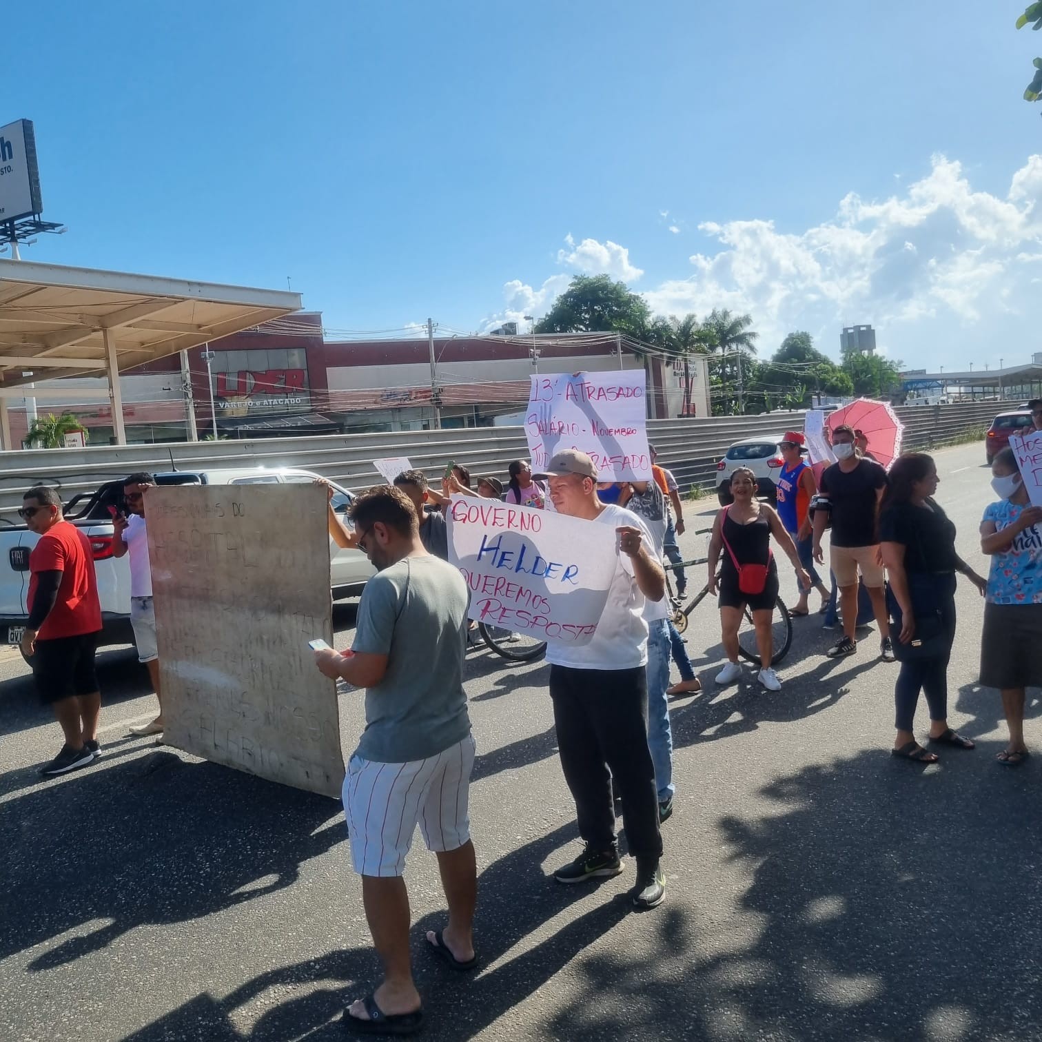 Funcionários do Hospital Metropolitano bloqueiam BR-316 e pedem pagamento de salários, na Grande Belém