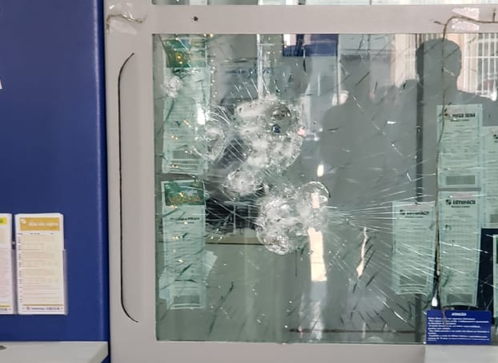 Vidro blindado de agência lotérica ficou com marcas de disparos — Foto: Julio Cesar Stella/Arquivo pessoal