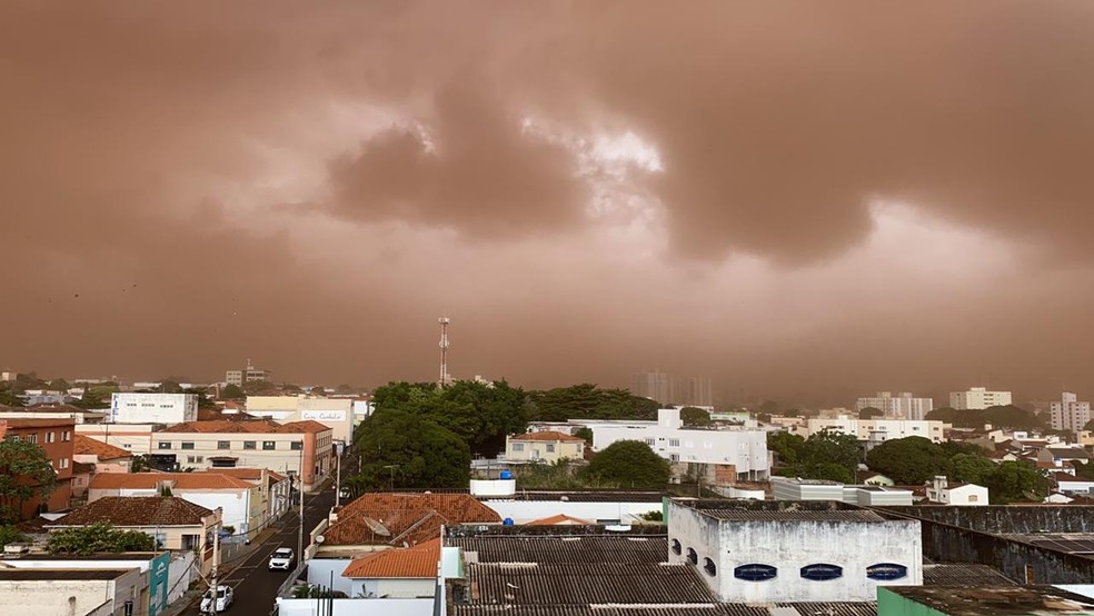 Ventania em Uberaba na tarde deste sábado (22) deixou o céu encoberto — Foto: Letícia Morais/TV Integração