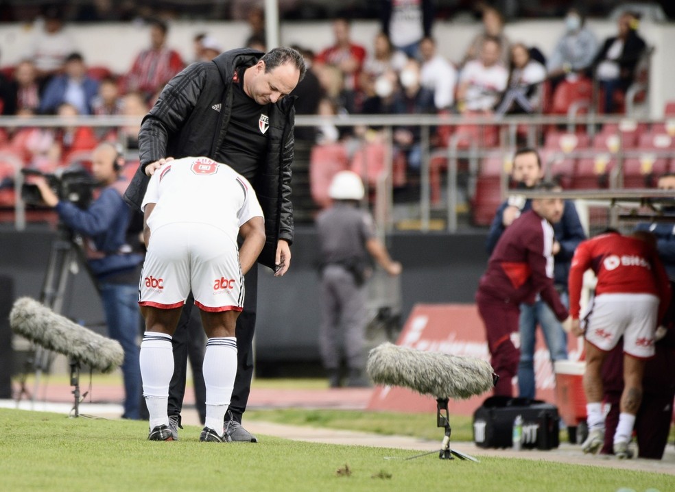 Luan sinaliza lesão ao técnico Rogério Ceni — Foto: Marcos Ribolli