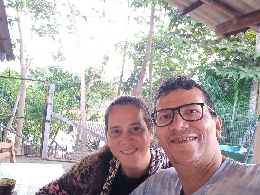 Médico Esmeraldo e a esposa Simone em pesqueiro  — Foto: Arquivo pessoal/Cedida
