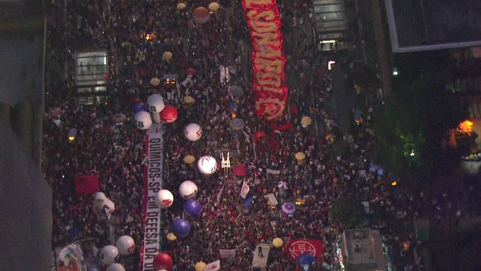 SÃO PAULO, 17h45: Manifestantes erguem faixas contra o governo de Jair Bolsonaro em ato realizado na Avenida Paulista nesta sexta (14) — Foto: SP2/TV Globo