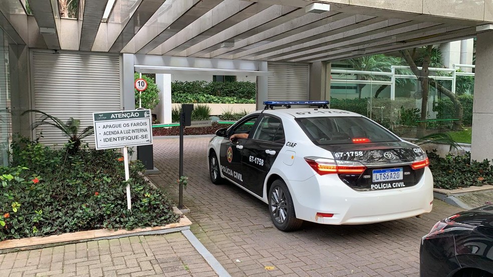 Agentes da Polícia Civil cumprem mandado contra o prefeito Marcelo Crivella — Foto: Paulo Renato Soares / TV Globo