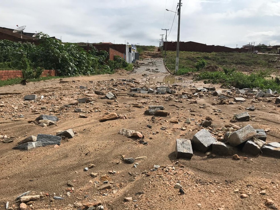 As ruas de Farias Brito ficaram sem o calçamento e com diversos poços de lama — Foto: Edson Freitas 