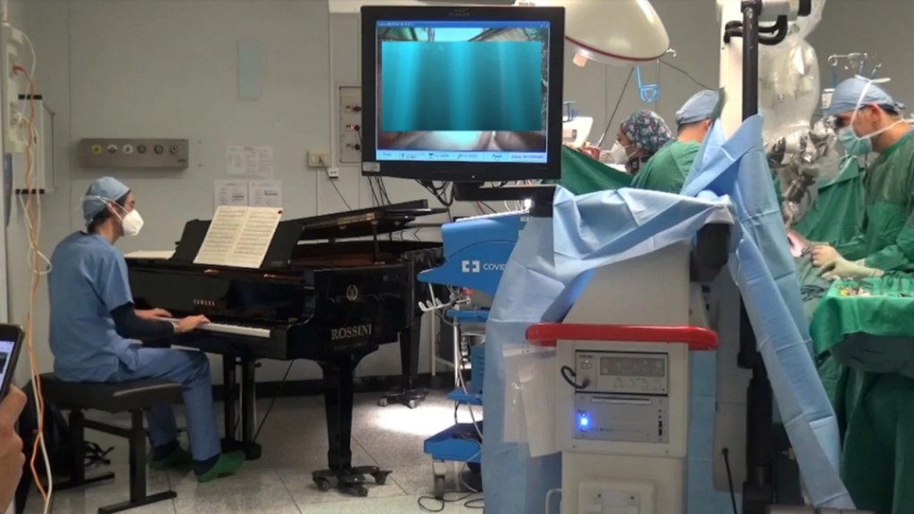 Pianista toca durante cirurgia de menino de 10 anos (Foto: Reprodução Youtube)