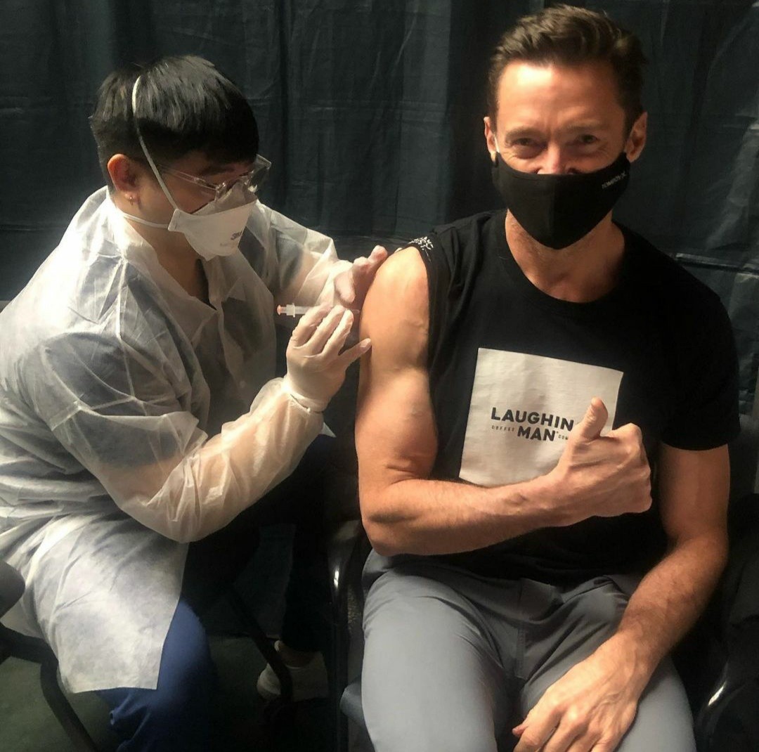 Hugh Jackman, o Wolverine, recebe a vacina  (Foto: Reprodução / Instagram )