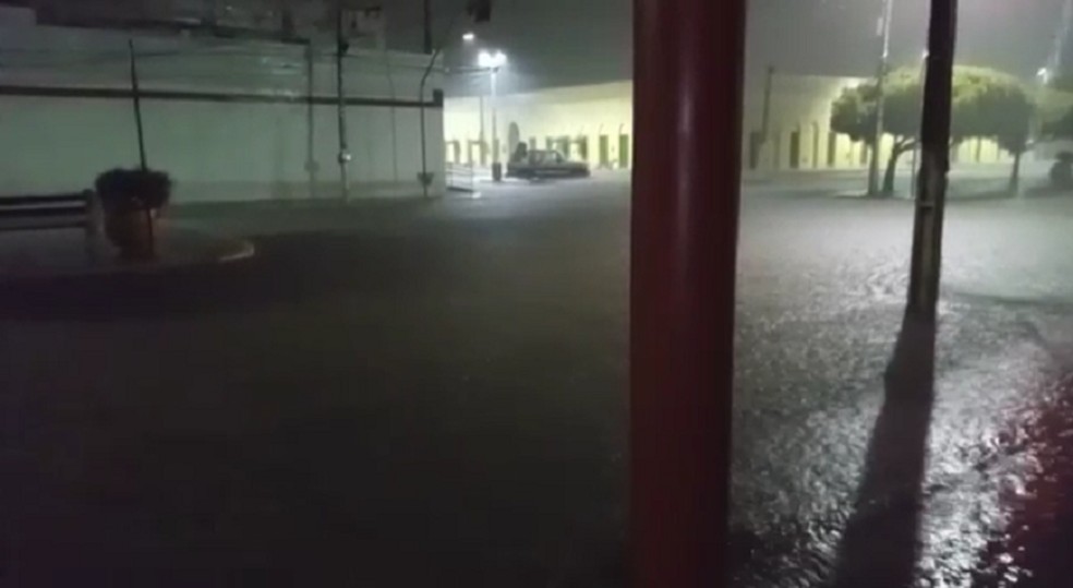 Principais vias de Icó ficaram alagadas por conta da forte chuva.  — Foto: Reprodução/TV Verdes Mares