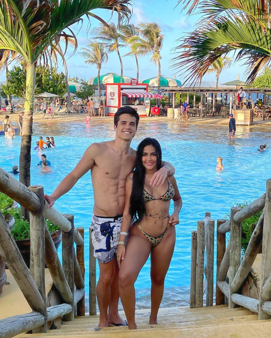 Flay posa com o namorado, Pedro Maia, em beach club (Foto: Reprodução / Instagram)