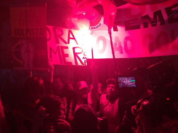 Manifestantes participam de ato contra o governo Temer na Avenida Paulista, em São Paulo (Foto: Roney Domingos/G1)