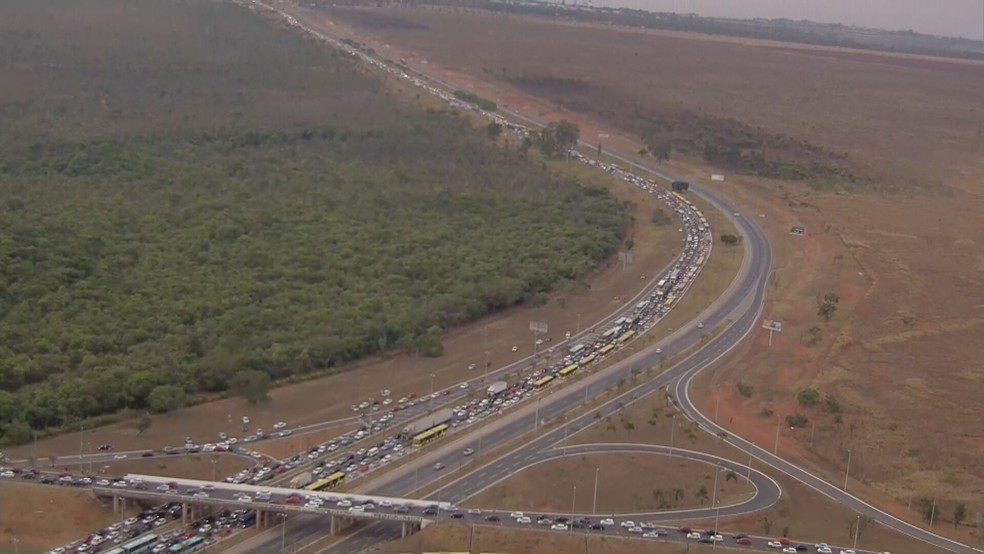 Manifestantes ateiam fogo em pneus e bloqueiam BR-040, no sentido Brasília — Foto: TV Globo/Reprodução