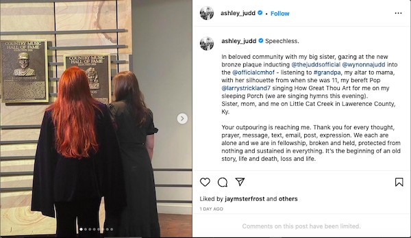 O post da atriz Ashley Judd em homenagem à mãe, a cantora Naomi Judd (Foto: Instagram)