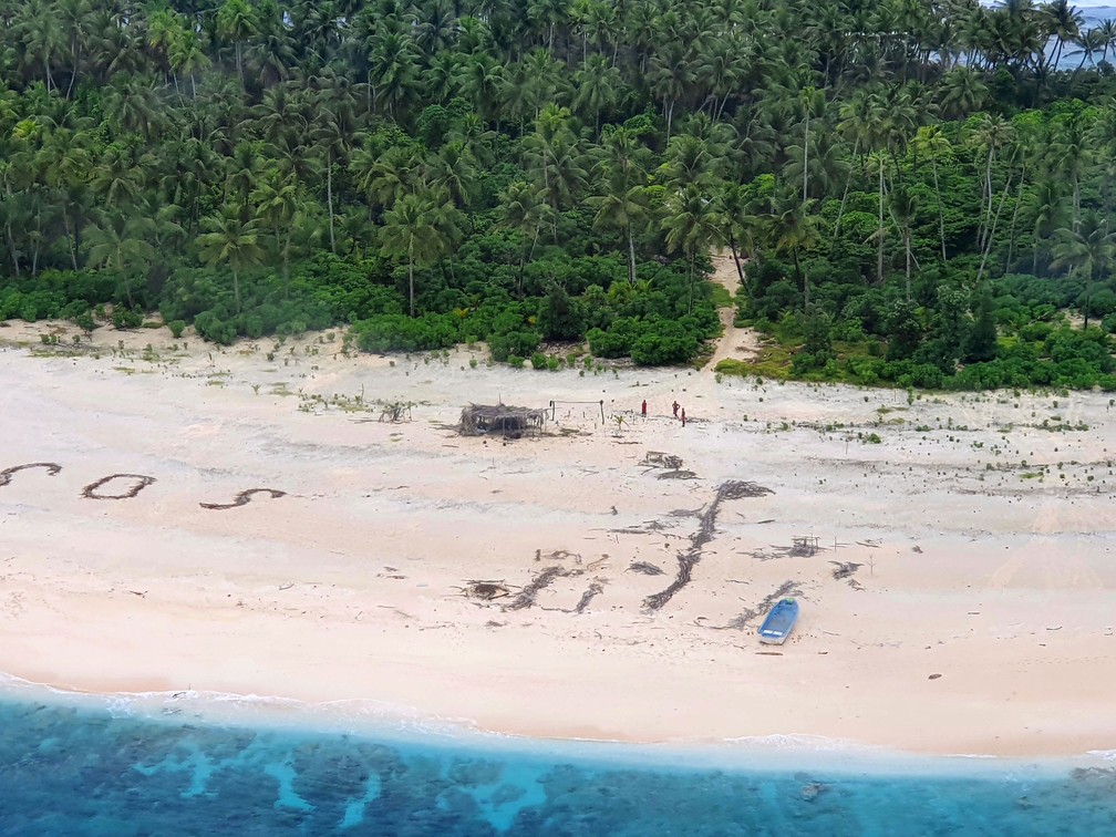 Três homens foram localizados na praia de Pikelot, na Micronésia, no domingo (2)  — Foto: Australian Defence Force via AP