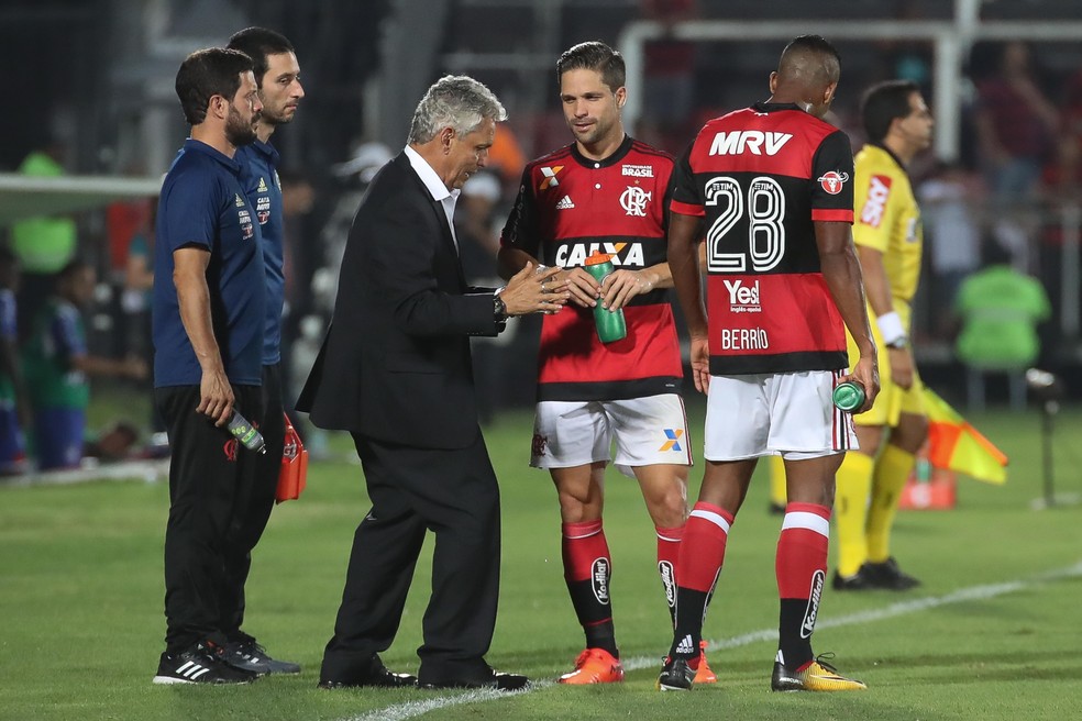 Diego ouve Rueda durante o primeiro tempo da vit�ria sobre o Bahia (Foto: Gilvan de Souza/Flamengo)