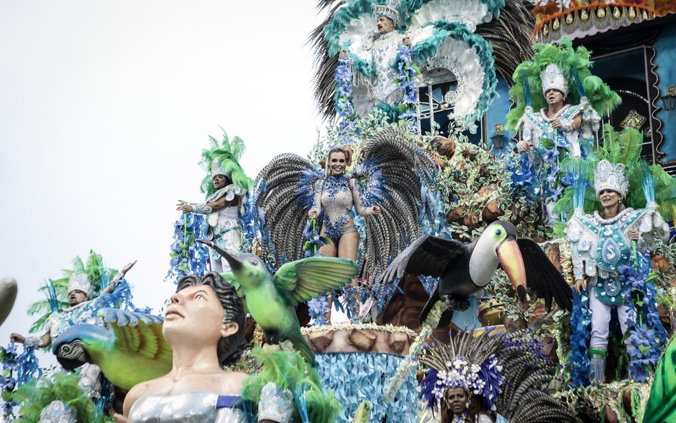 Carro alegórico durante desfile de carnaval em Araxá — Foto: Caio Kenji/G1