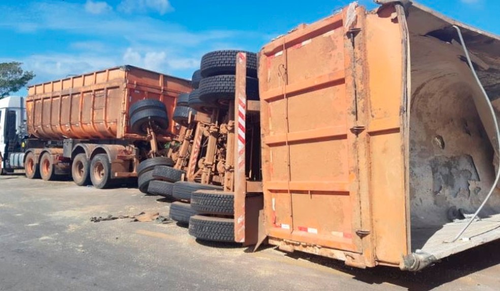 Carreta tomba e carga de soja é saqueada na BR-135 no Maranhão — Foto: Divulgação