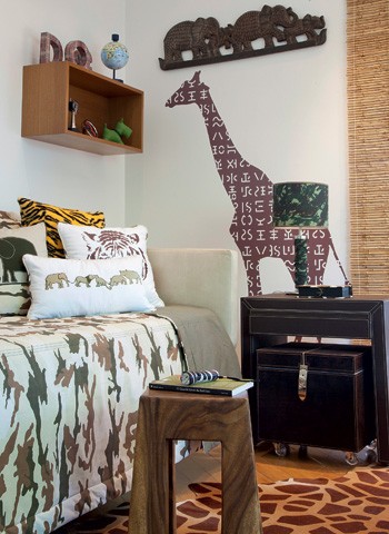 No quarto elaborado pela Hits para os exploradores mirins, a cama de  madeira com cabeceira estofada comporta um colchão de 0,88 x 1,88 m. Complementam o clima safári as almofadas de bichos e o adesivo de girafa, 1 x 1,65 m (Foto: Lilian Knobel)