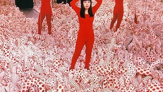 Yayoi Kusama em uma das primieras instalações da série 'Infinity mirror room', em 1965 — Foto: Divulgação