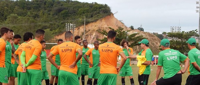 Técnico Enderson Moreira conversa com jogadores antes do treino no Recife (Foto: Divulgação / AFC)