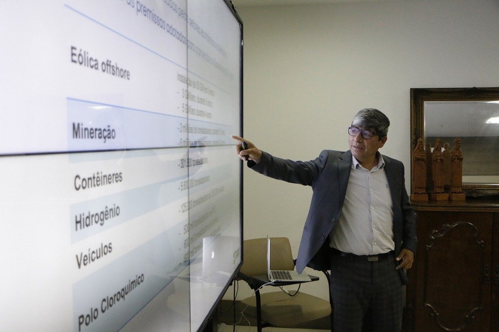 Coordenador do estudo, Mario Gonzalez apresenta projeto do porto-indústria do RN — Foto: Raiane Miranda