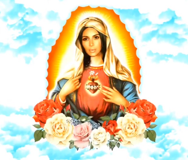 Vela de Kim Kardashian como a Virgem Maria gerou polêmica com religiosos (Foto: Reprodução)