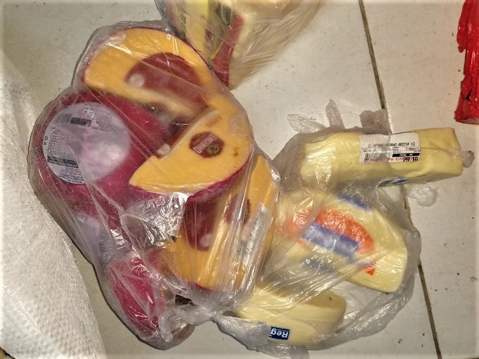 Queijos impróprios para consumo foram apreendidos pela Vigilância Sanitária de Maceió — Foto: Visa Maceió