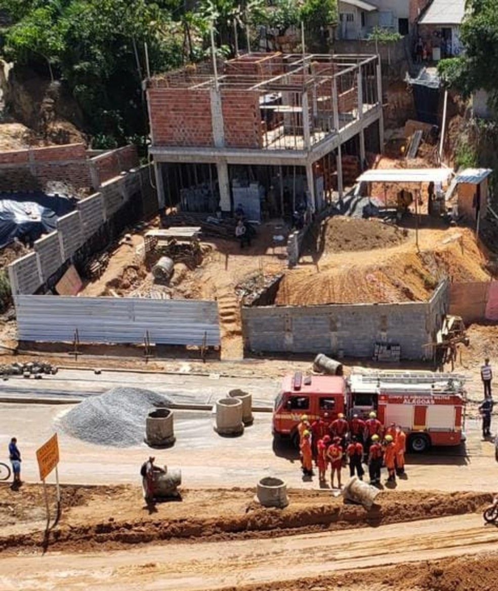 Muro de obra cai em Maceió e deixa homem soterrado — Foto: Ascom/ CBMAL