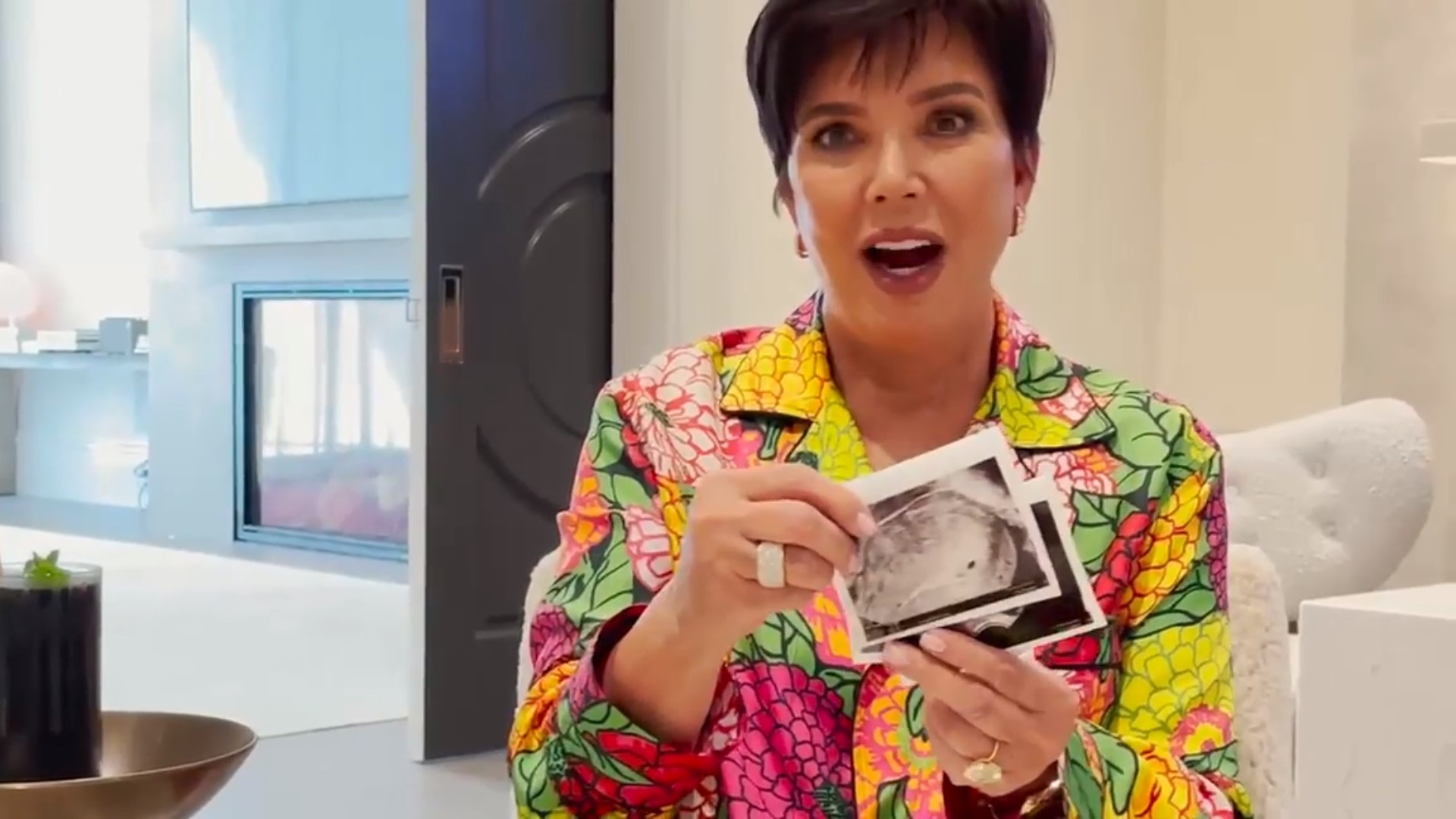 Kris Jenner descobrindo a gravidez da filha (Foto: reprodução/instagram)
