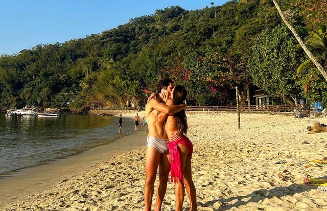 Nicolas Prattes posa com a namorada (Foto: Reprodução/Instagram)